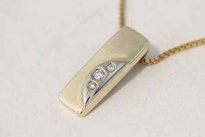 Anheng i gult gull med diamant