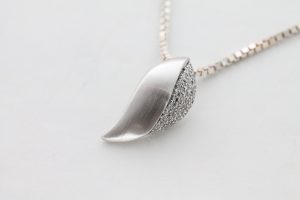 Anheng i hvitt gull med diamanter