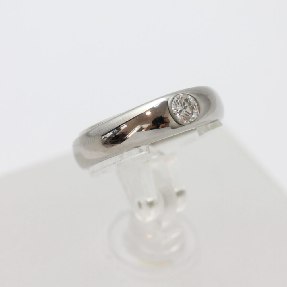 Ring i hvitt gull med diamant