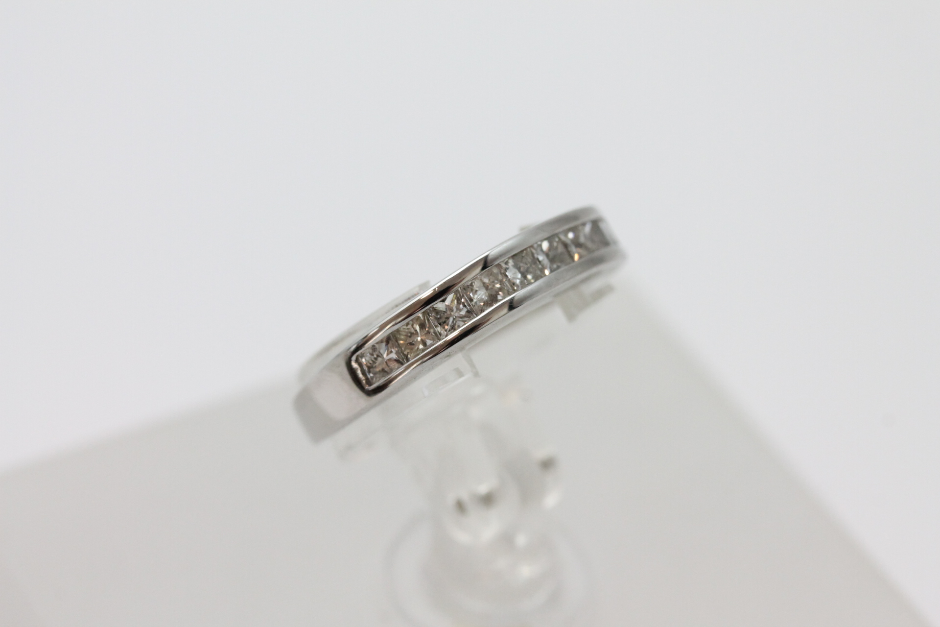 IMG_9056 Ring i hvitt gull med diamanter - Bilde 1