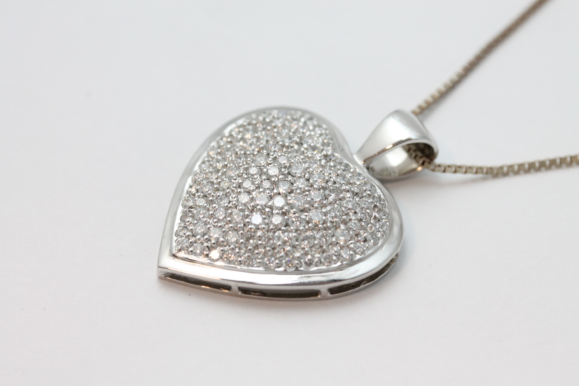 IMG_0548 Anheng i hvitt gull med diamanter - Bilde 1