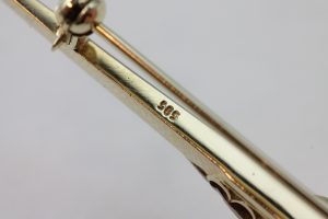 Nål i gult gull med kulturperle - Bilde 3