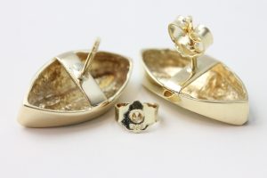 Ørepynt i gult gull med diamant - Bilde 3