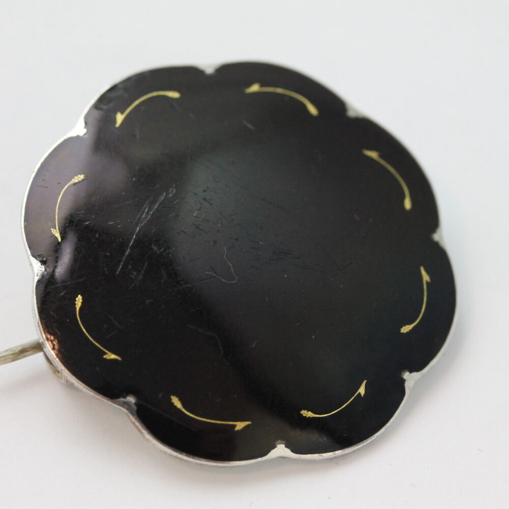 Emaljert brosje i sølv