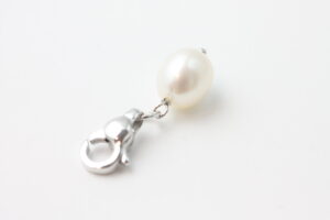 Anheng/charms i hvitt gull med kulturperle - Bilde 2