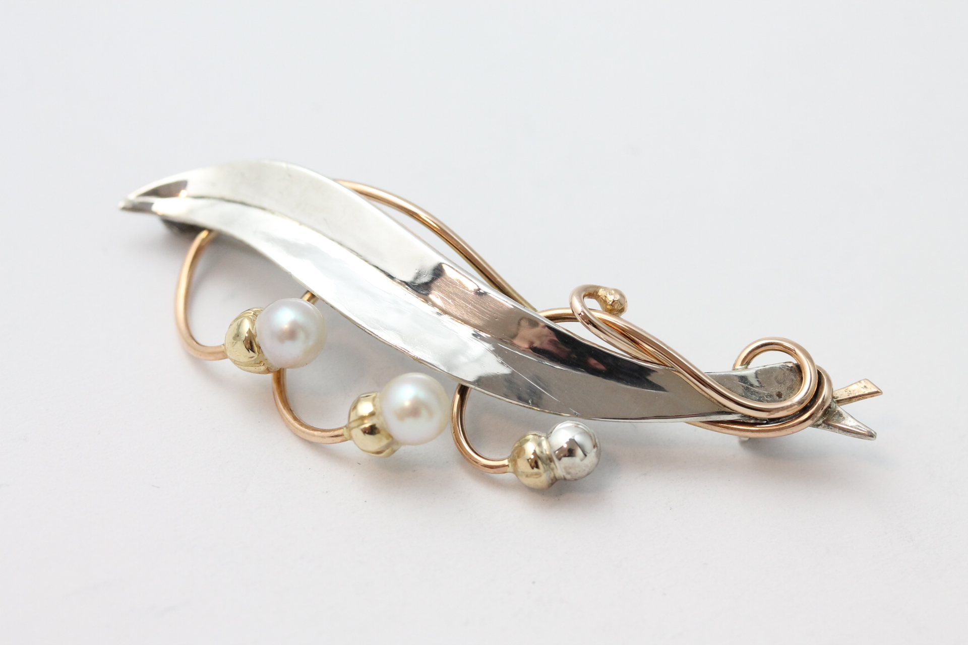 IMG_9485 Brosje i sølv med kulturperler - Bilde 1