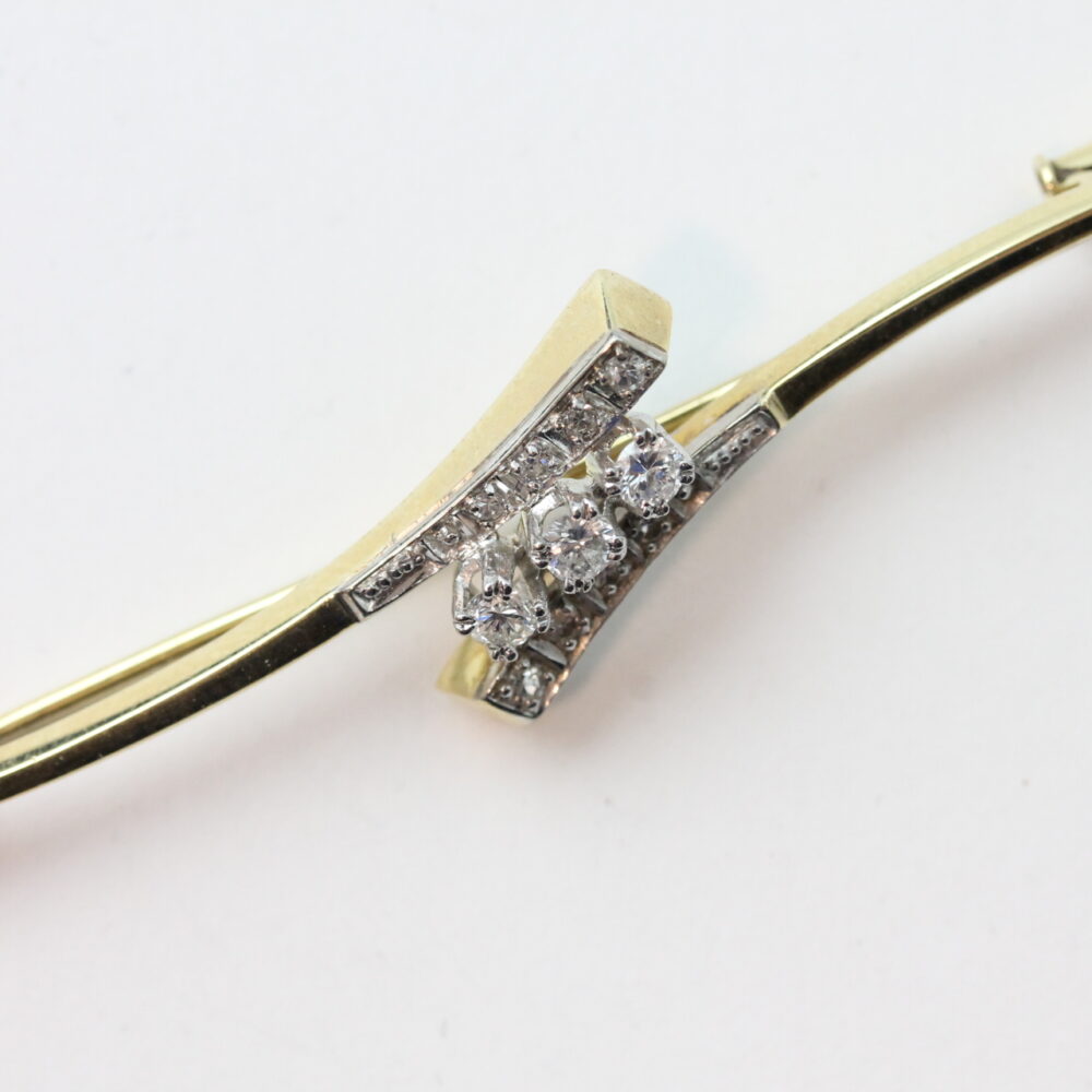 Brosje i gult gull med diamanter
