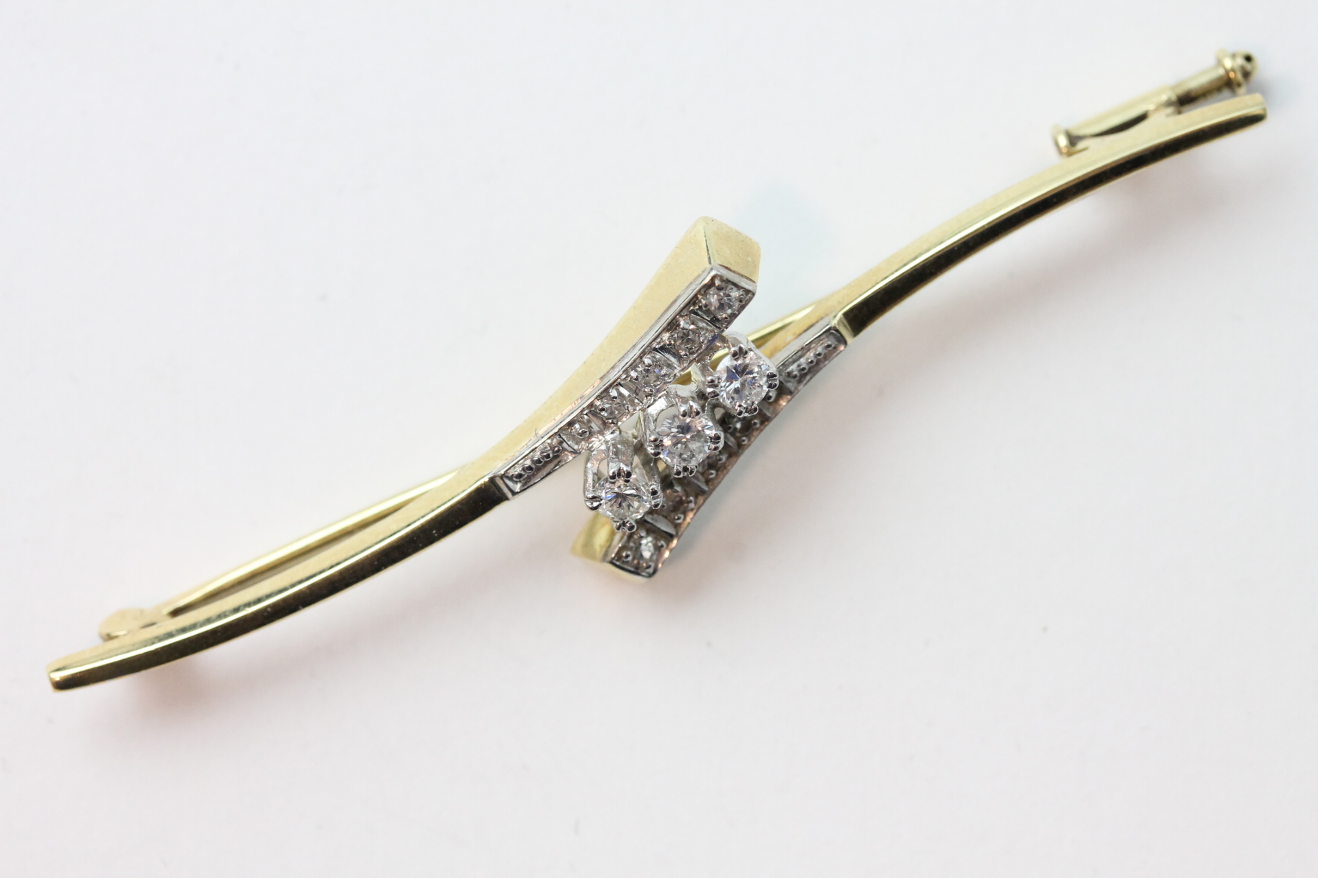 IMG_5695 Brosje i gult gull med diamanter - Bilde 1
