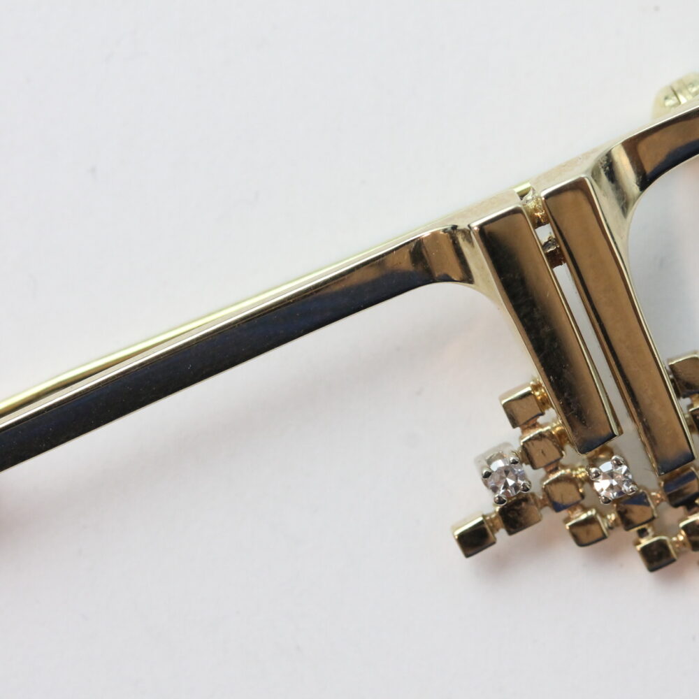 Brosje i gult gull med diamanter