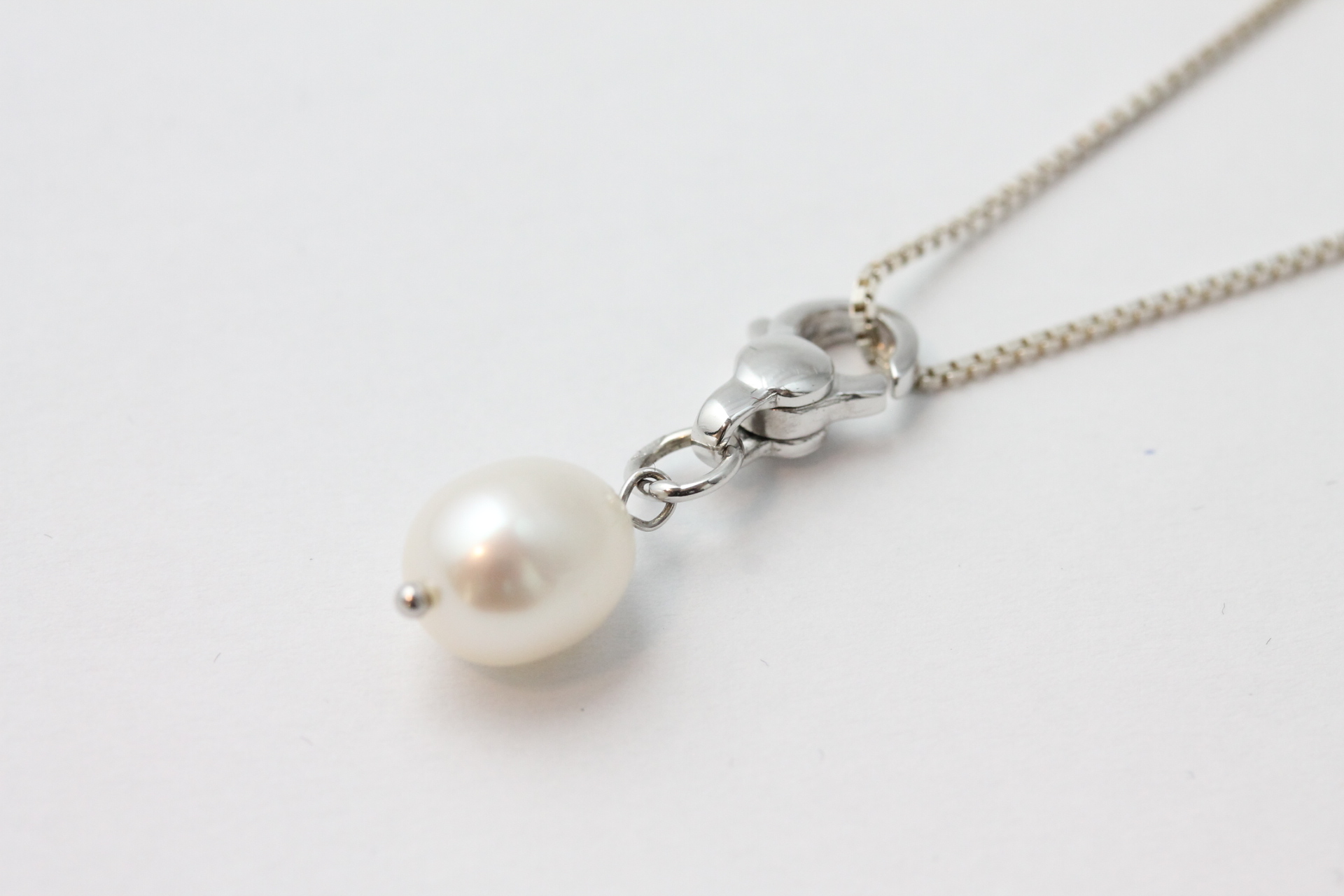 IMG_6773 Anheng/charms i hvitt gull med kulturperle - Bilde 1