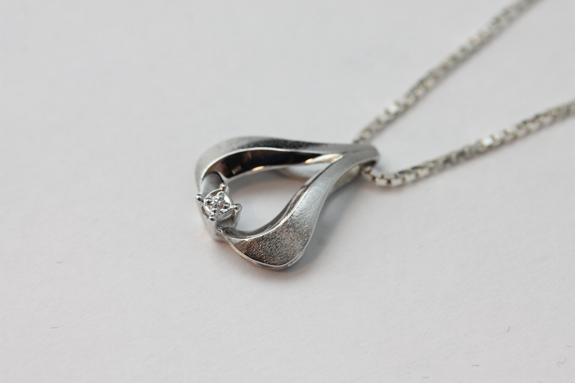 IMG_6999 Anheng i hvitt gull med zirkonia - Bilde 1