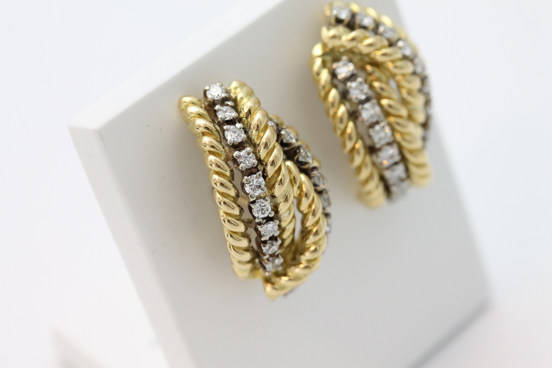 IMG_8940 Ørepynt i gult gull med diamanter - Bilde 1