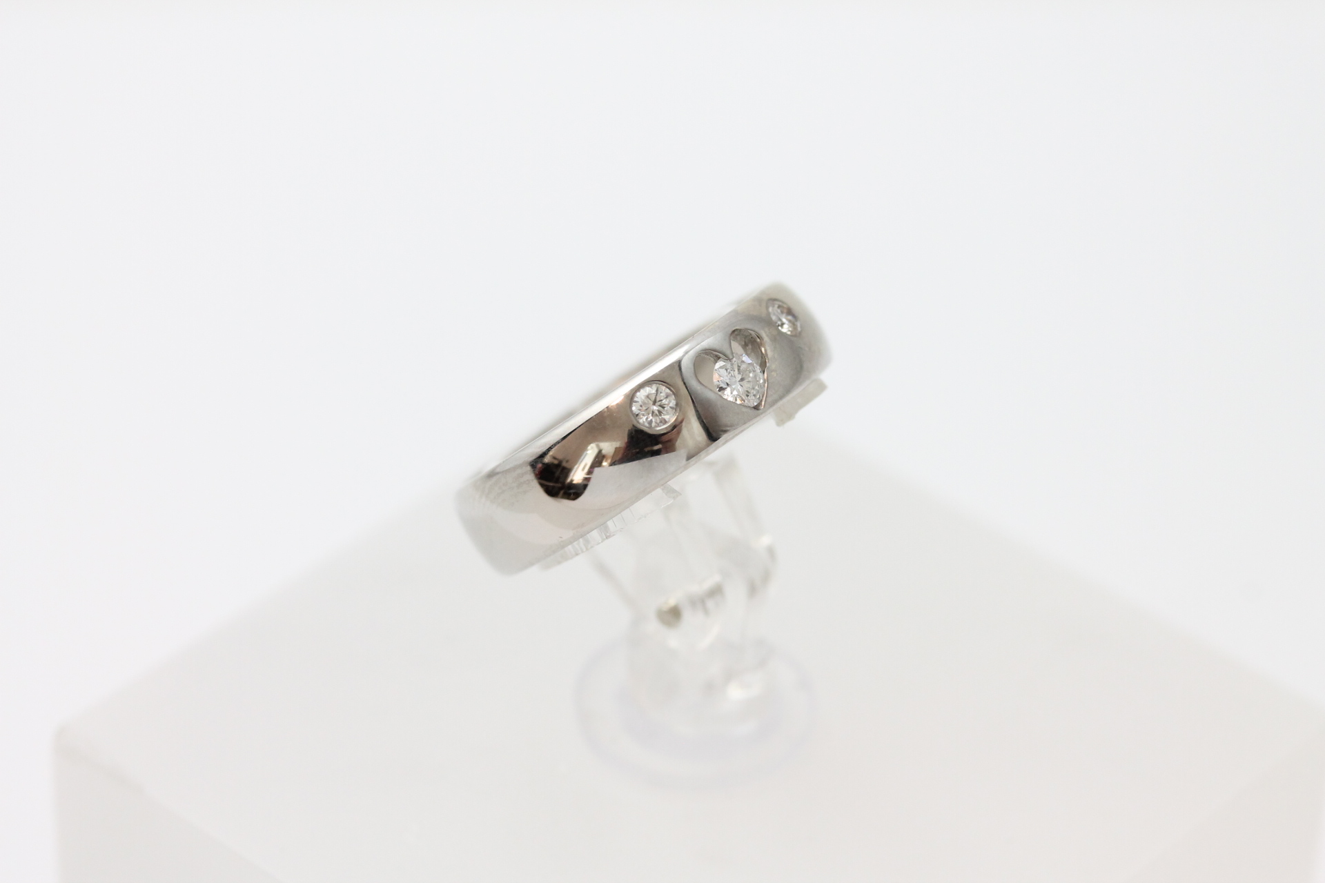 IMG_7985 Ring i hvitt gull med diamanter - Bilde 1