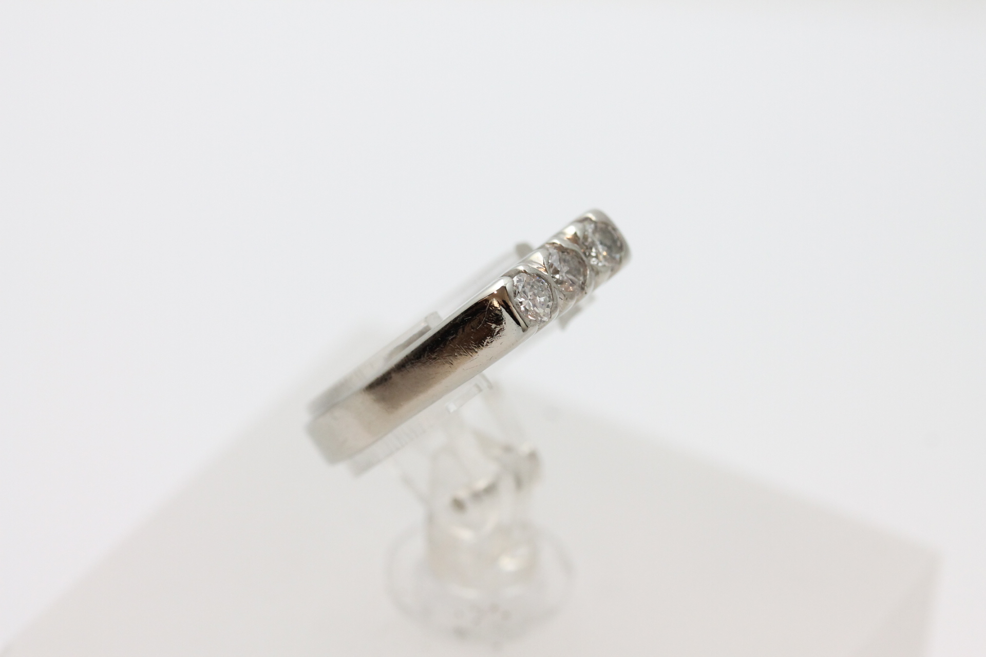 IMG_8514 Ring i hvitt gull med diamanter - Bilde 1
