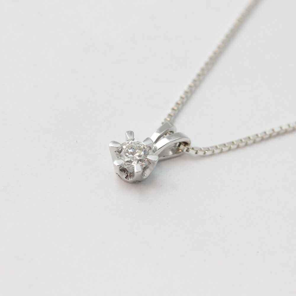 Anheng i hvitt gull med diamant (0,38ct)