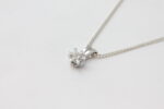 Anheng i hvitt gull med diamant (0,38ct)