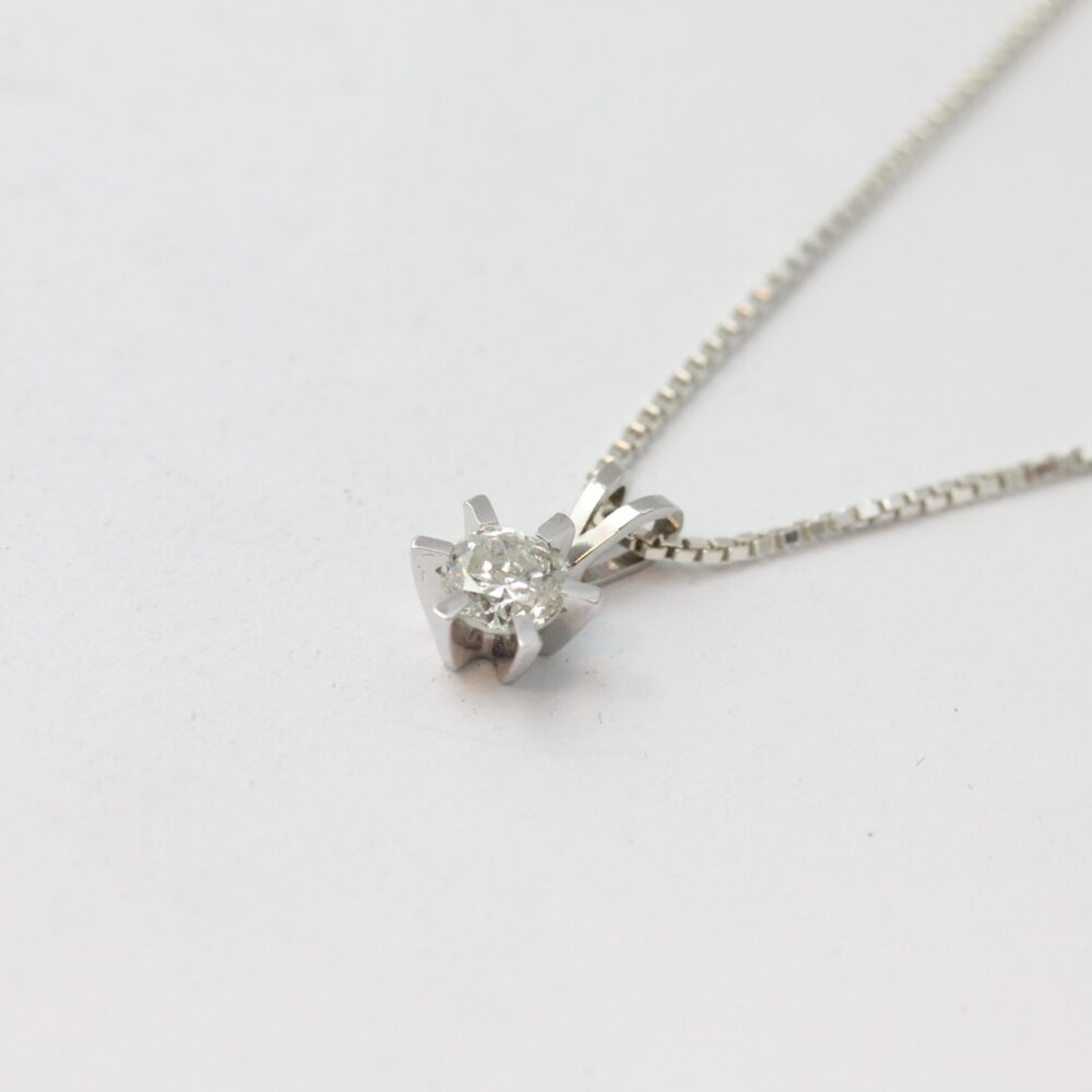 Anheng i hvitt gull med diamant (0,60ct)