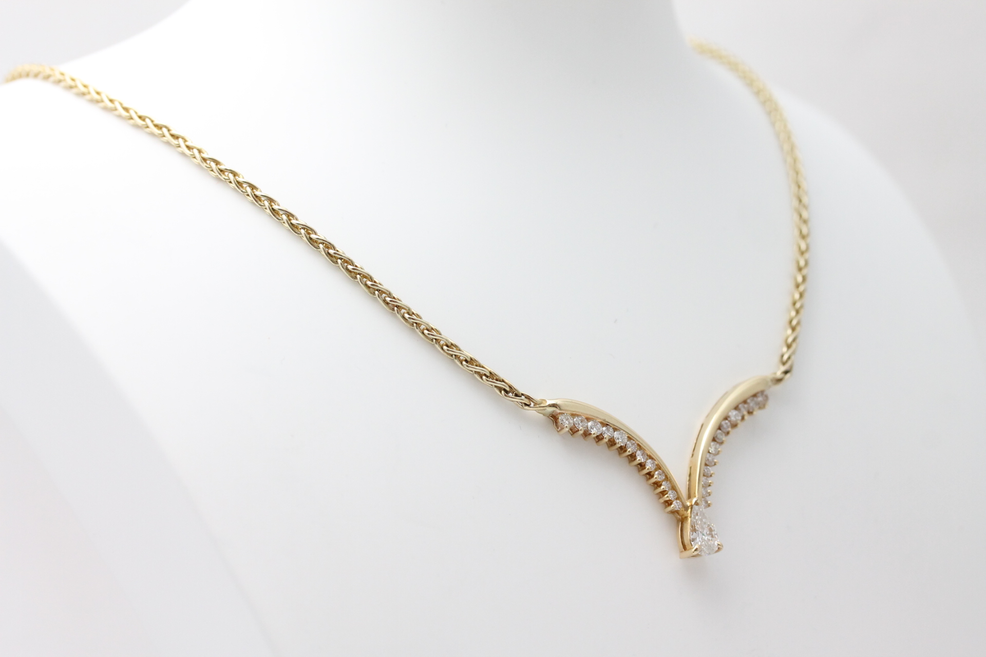 IMG_0278 Collièr i gult gull med diamant - Bilde 1