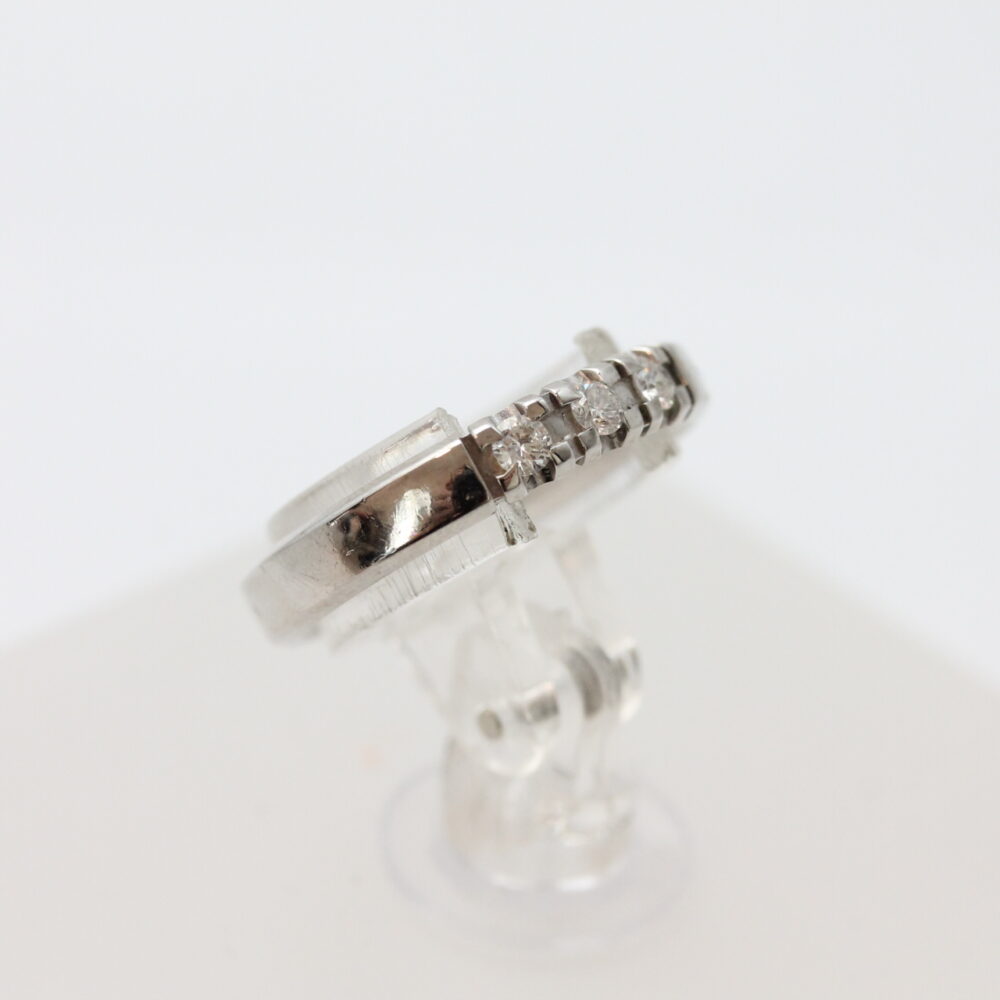 Ring i hvitt gull med diamanter