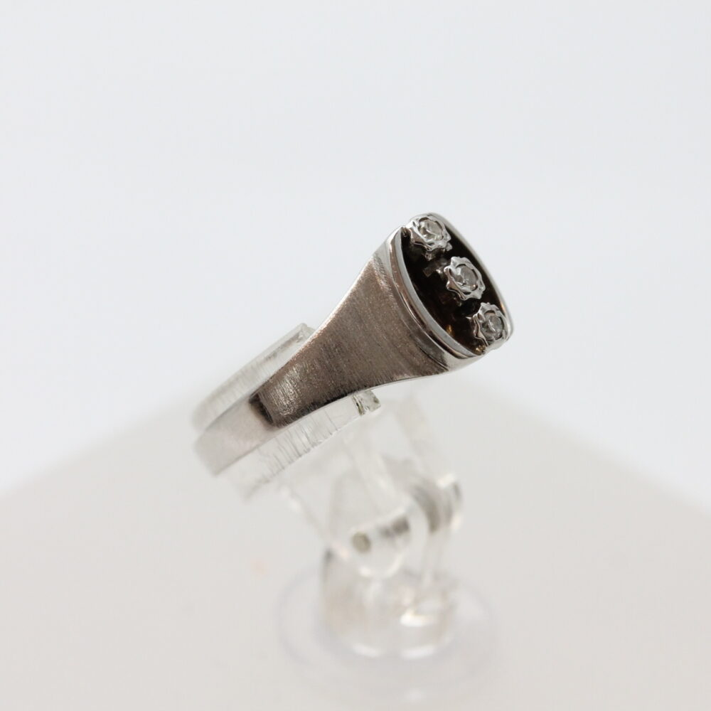 Ring i mattert hvitt gull med diamanter