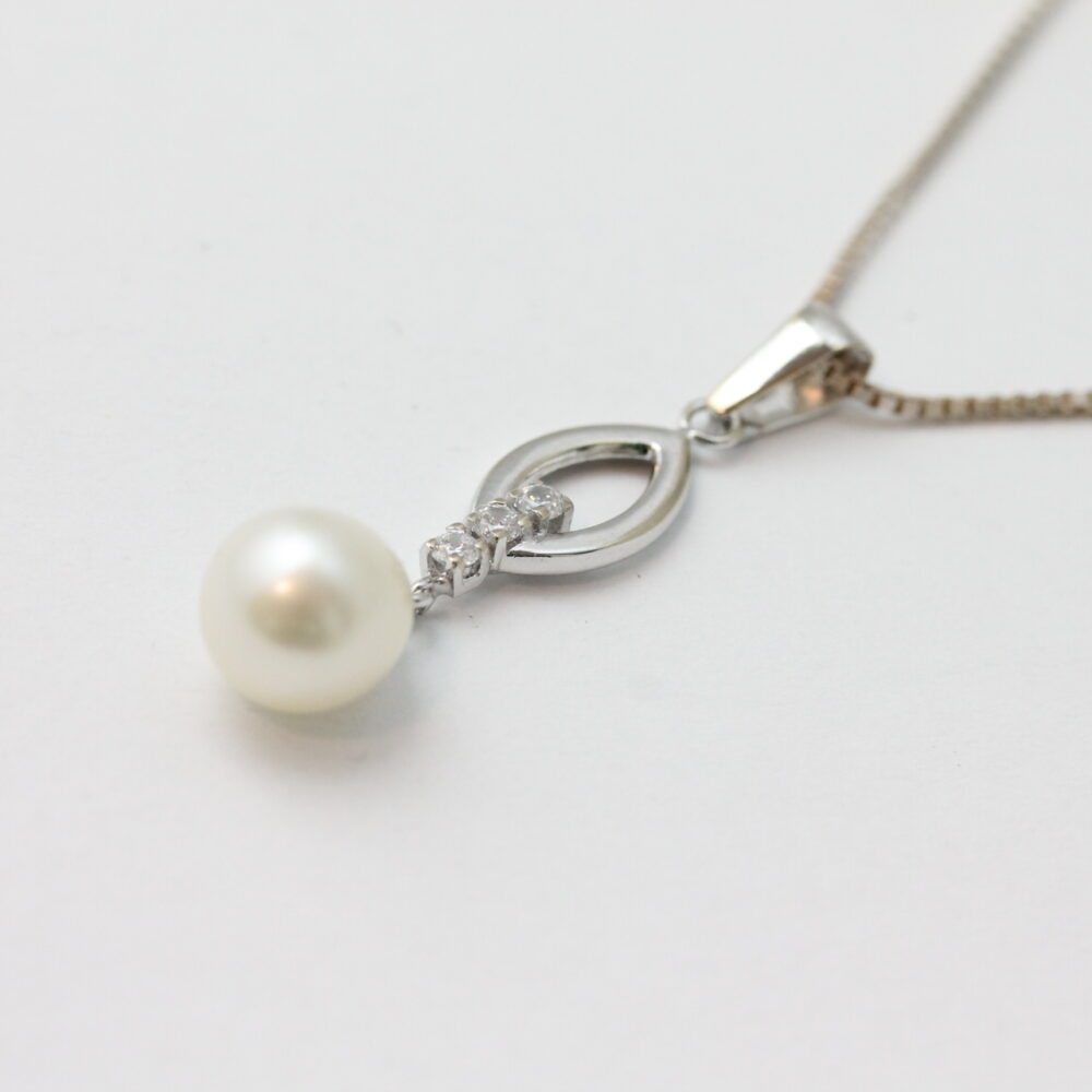 Anheng i hvitt gull med diamanter og perle