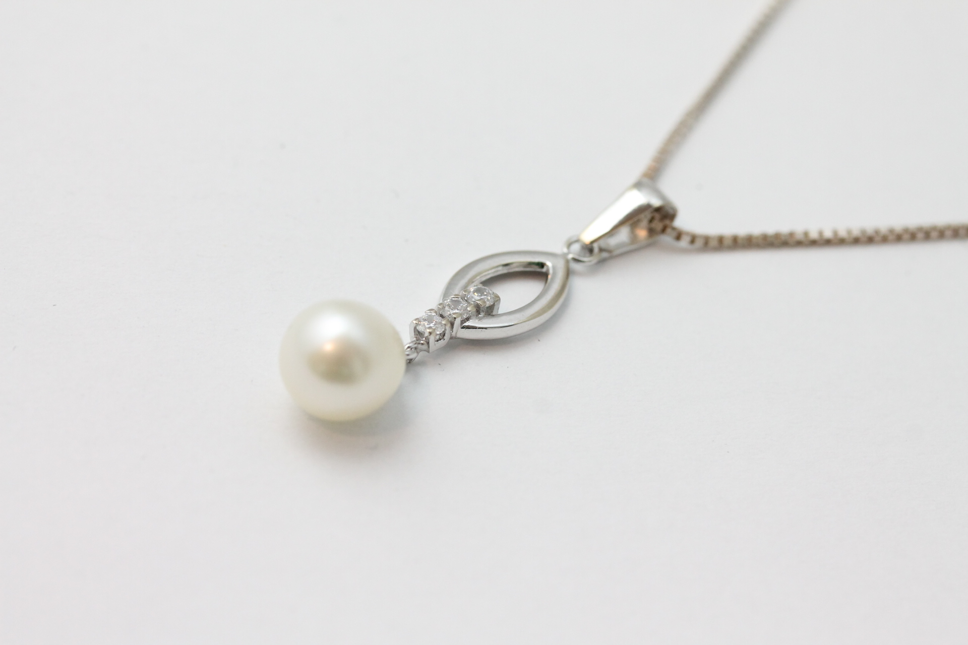 IMG_1039 Anheng i hvitt gull med diamanter og perle - Bilde 1