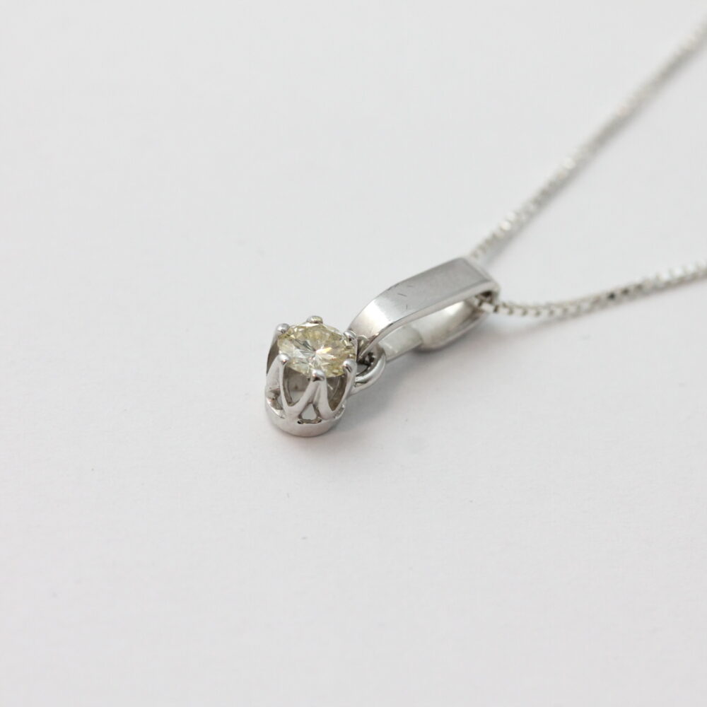 Anheng i hvitt gull med diamant (0,35ct)