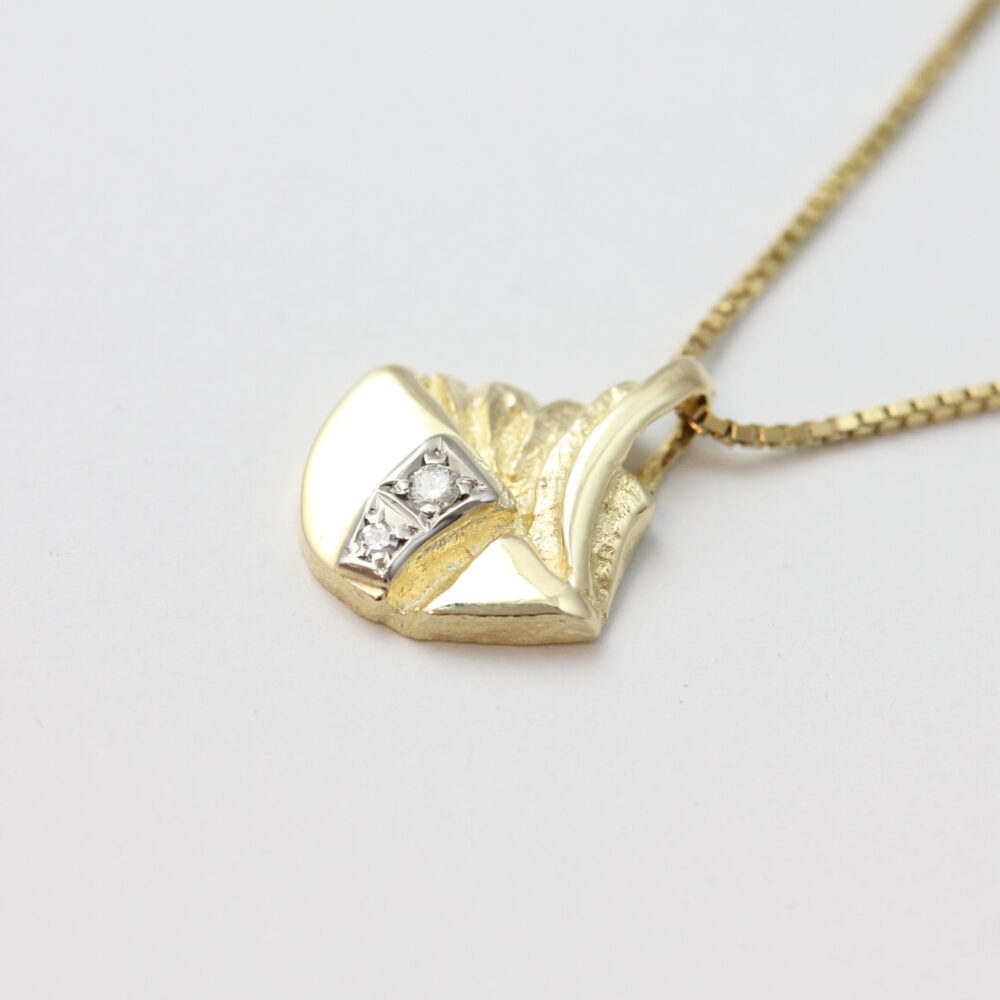 Anheng i gult gull med diamanter