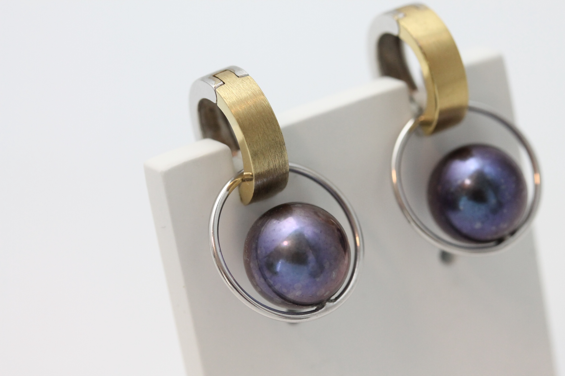 IMG_1563 Ørepynt i flerfarget gull med sydhavsperle - Bilde 1