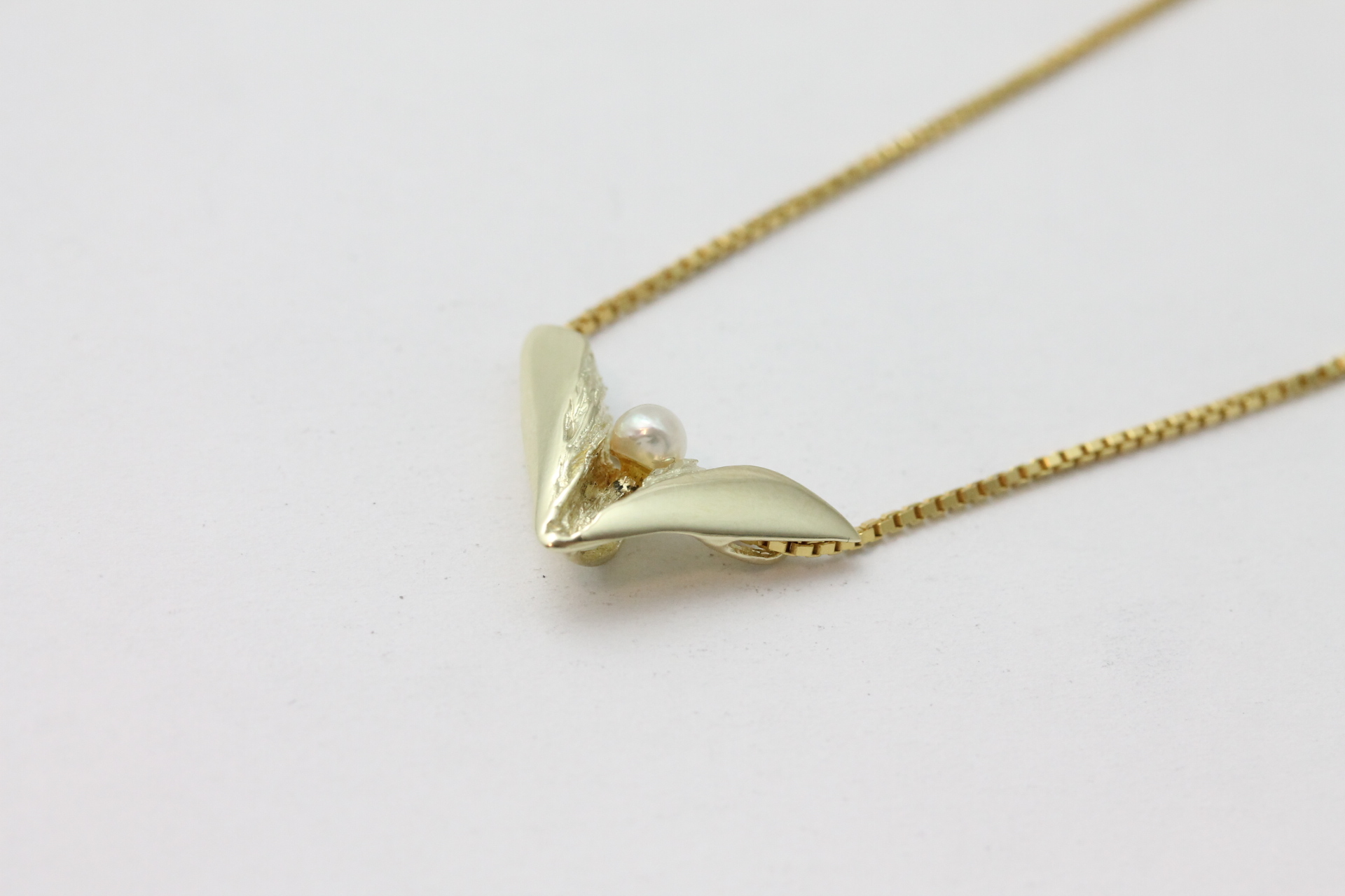 IMG_1782 Anheng i gult gull med kulturperle - Bilde 1