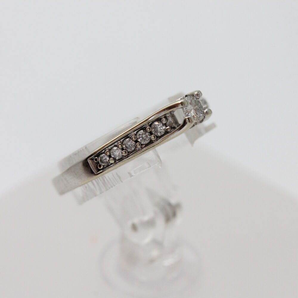 Ring i hvitt gull med diamanter