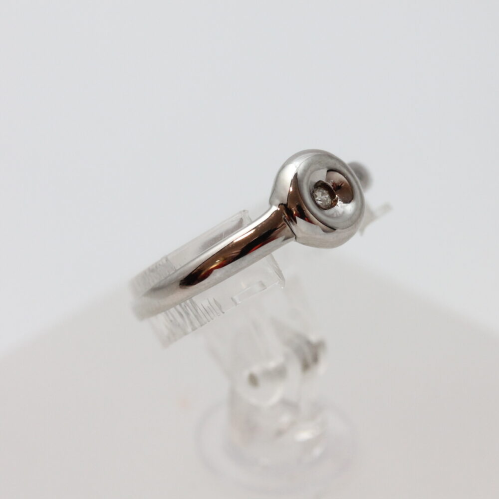 Ring i hvitt gull med diamant