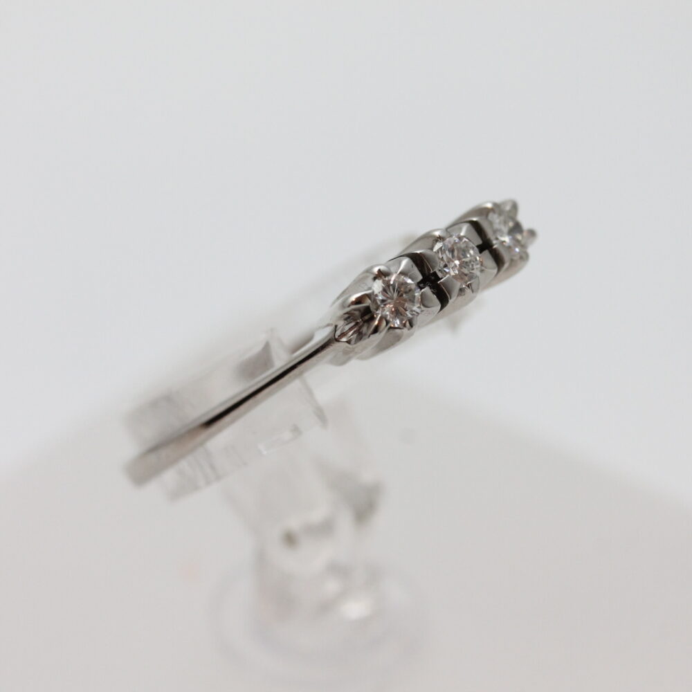 Ring i hvitt gull med diamanter