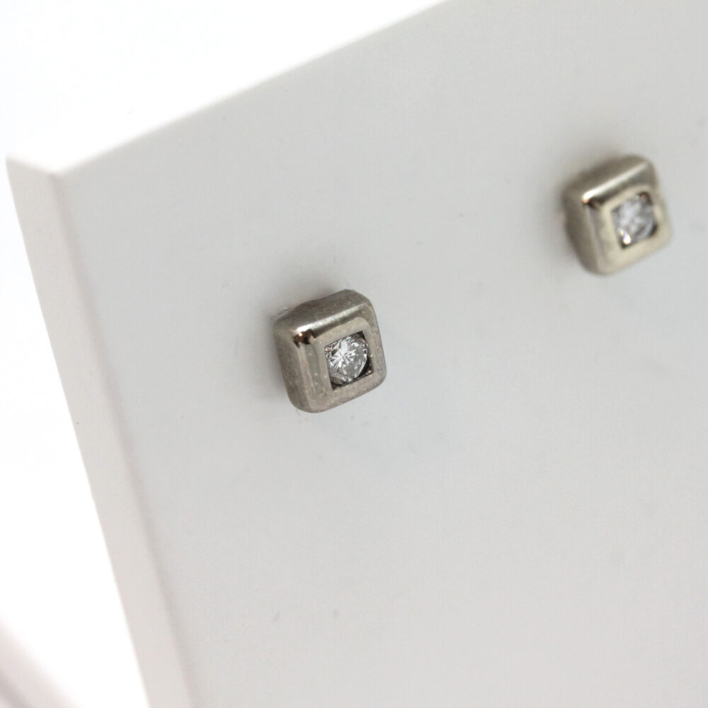 Ørepynt i hvitt gull med diamant