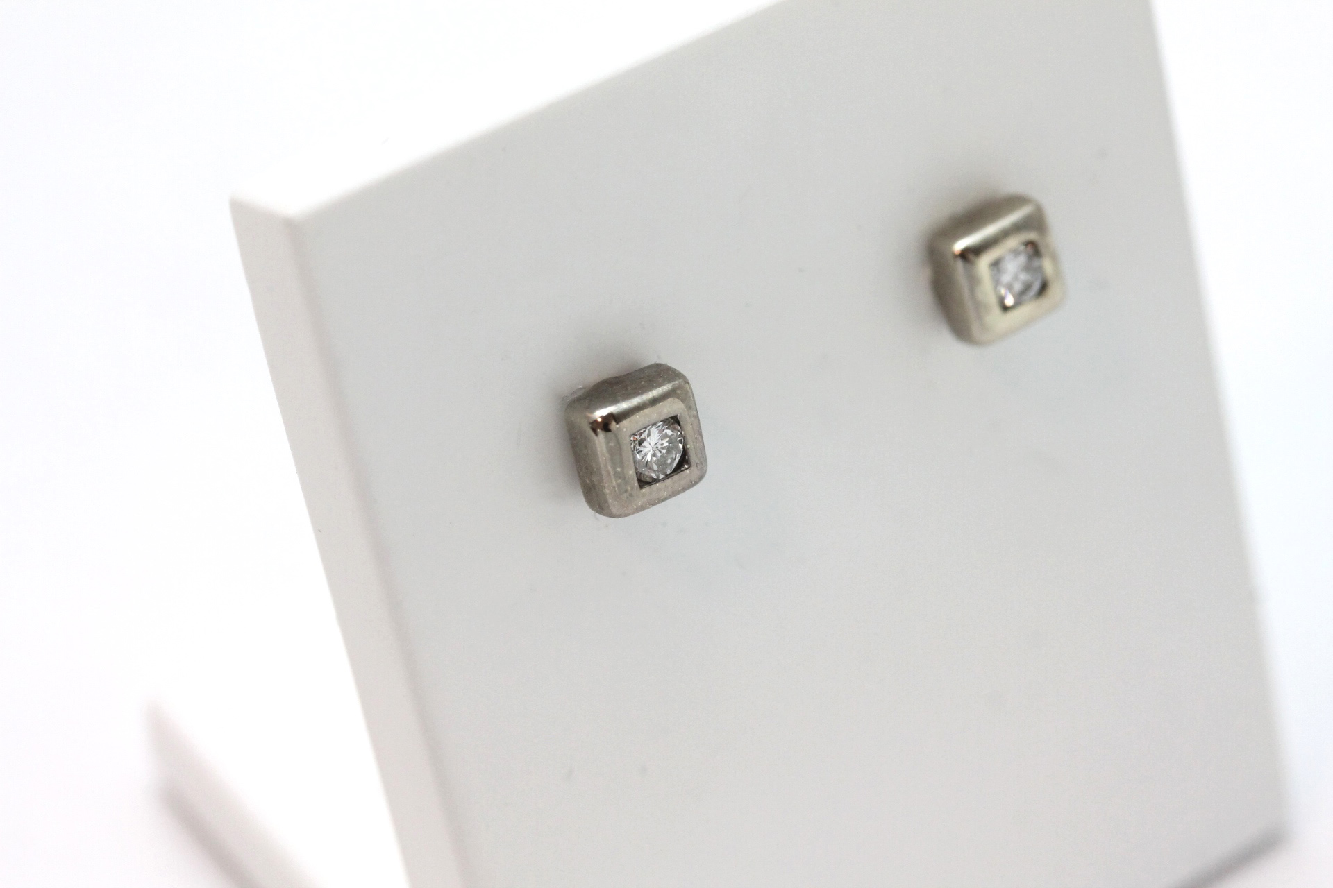 IMG_1934-1 Ørepynt i hvitt gull med diamant - Bilde 1