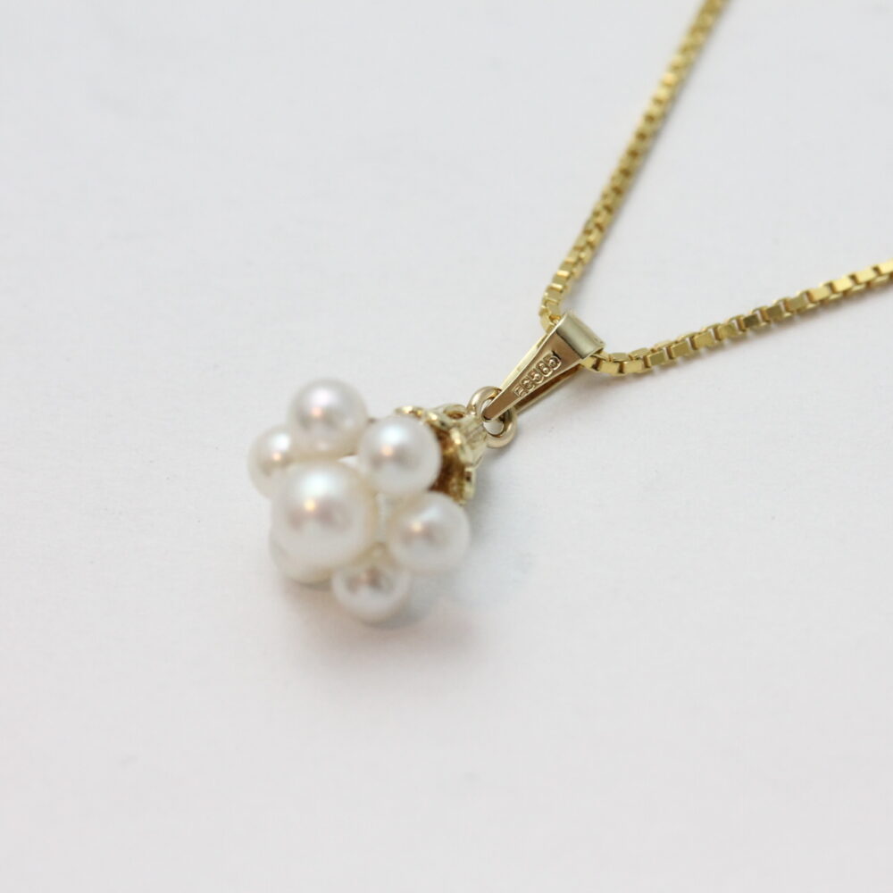 Anheng i gult gull med kulturperler