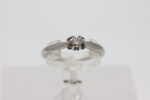 Ring i hvitt gull med diamant (0,15ct) - Bilde 2