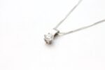Anheng i hvitt gull med diamant (0,38ct)
