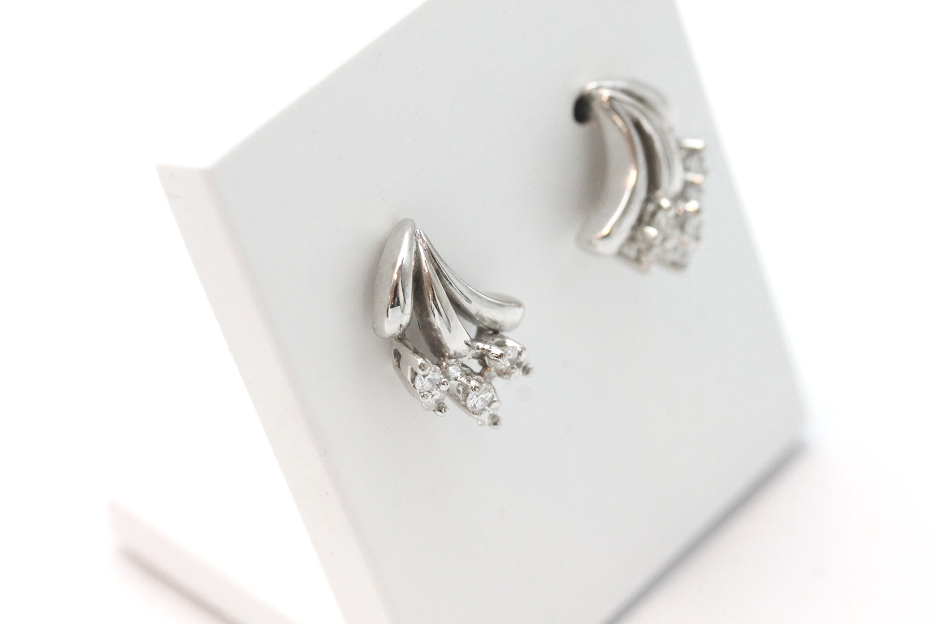 IMG_8871 Ørepynt i hvitt gull med diamanter - Bilde 1