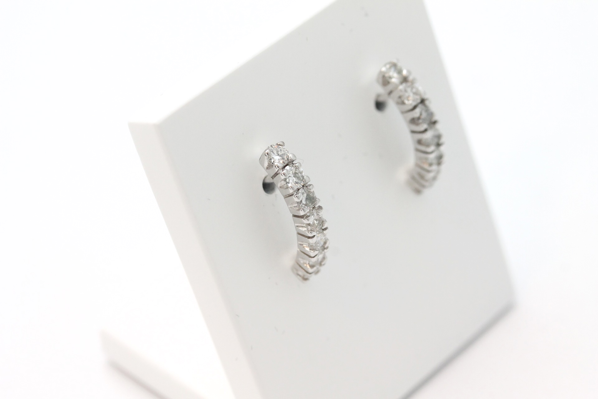 IMG_8978 Ørepynt i hvitt gull med diamanter - Bilde 1