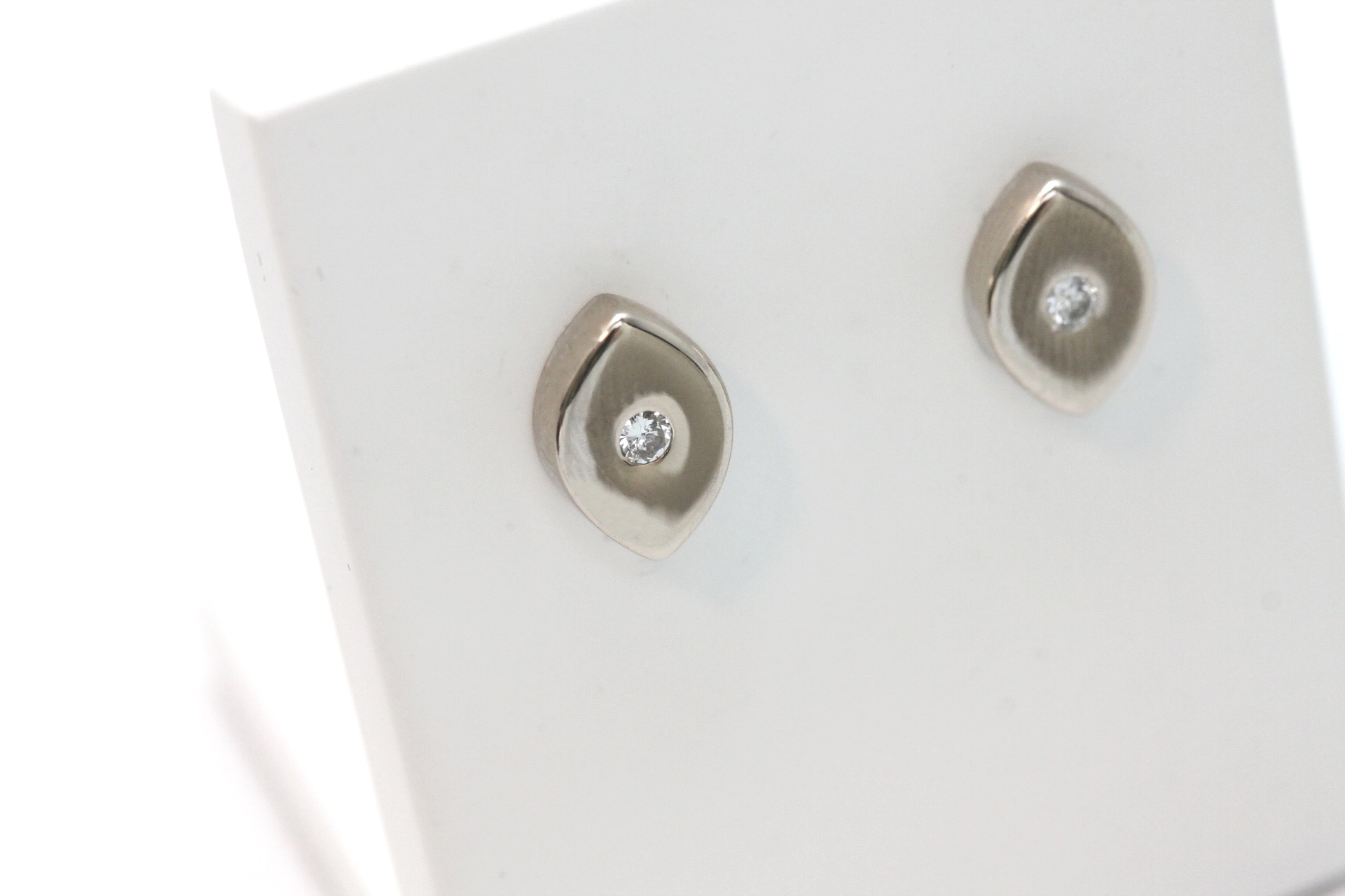IMG_3522 Ørepynt i hvitt gull med diamant - Bilde 1