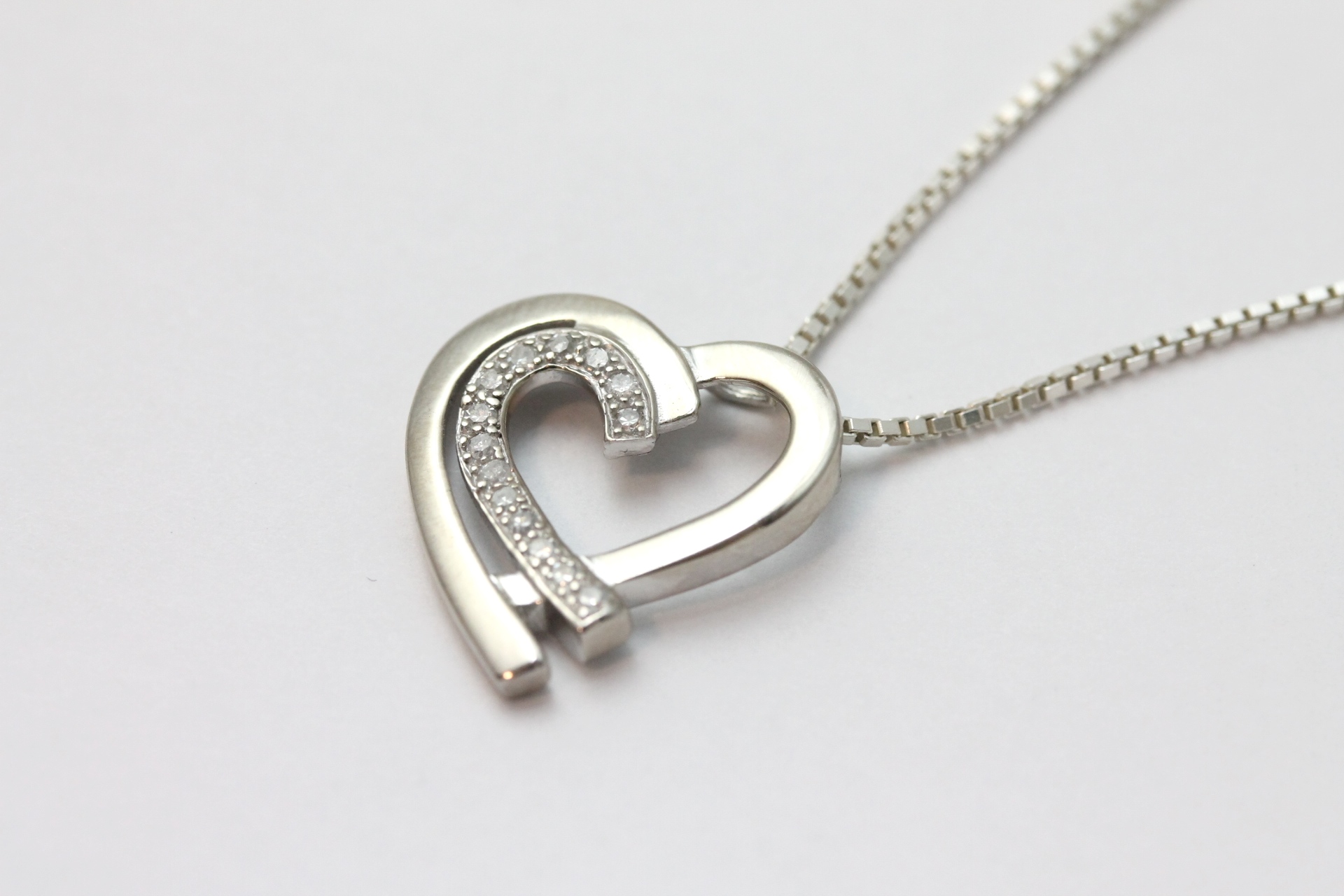 IMG_3599 Anheng i hvitt gull med diamanter - Bilde 1
