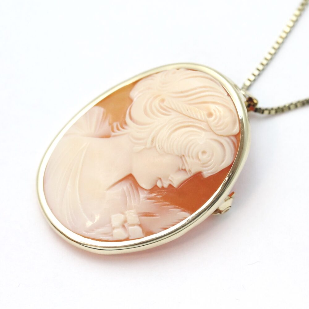 Anheng/brosje camè i gult gull