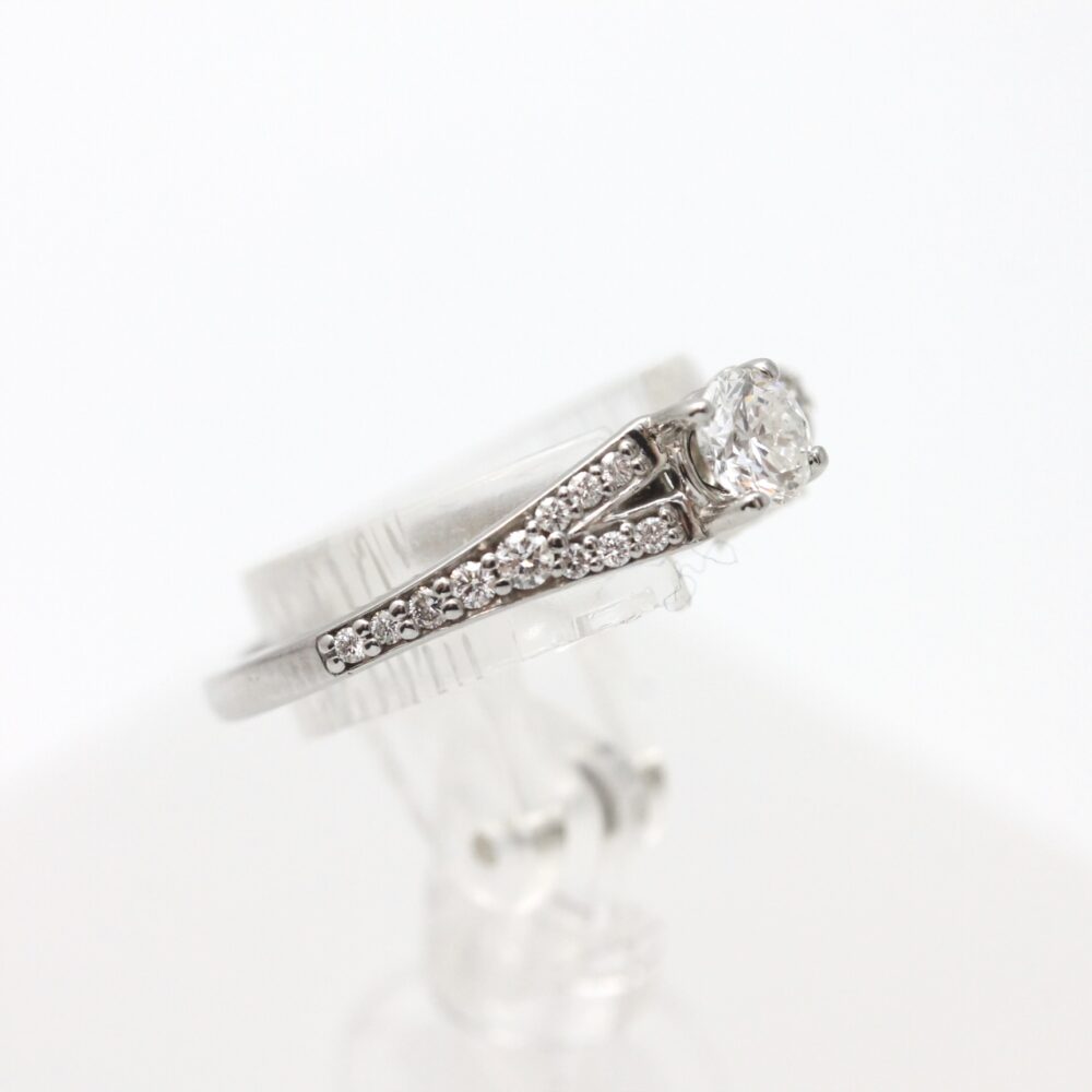 Ring i hvitt gull med diamanter