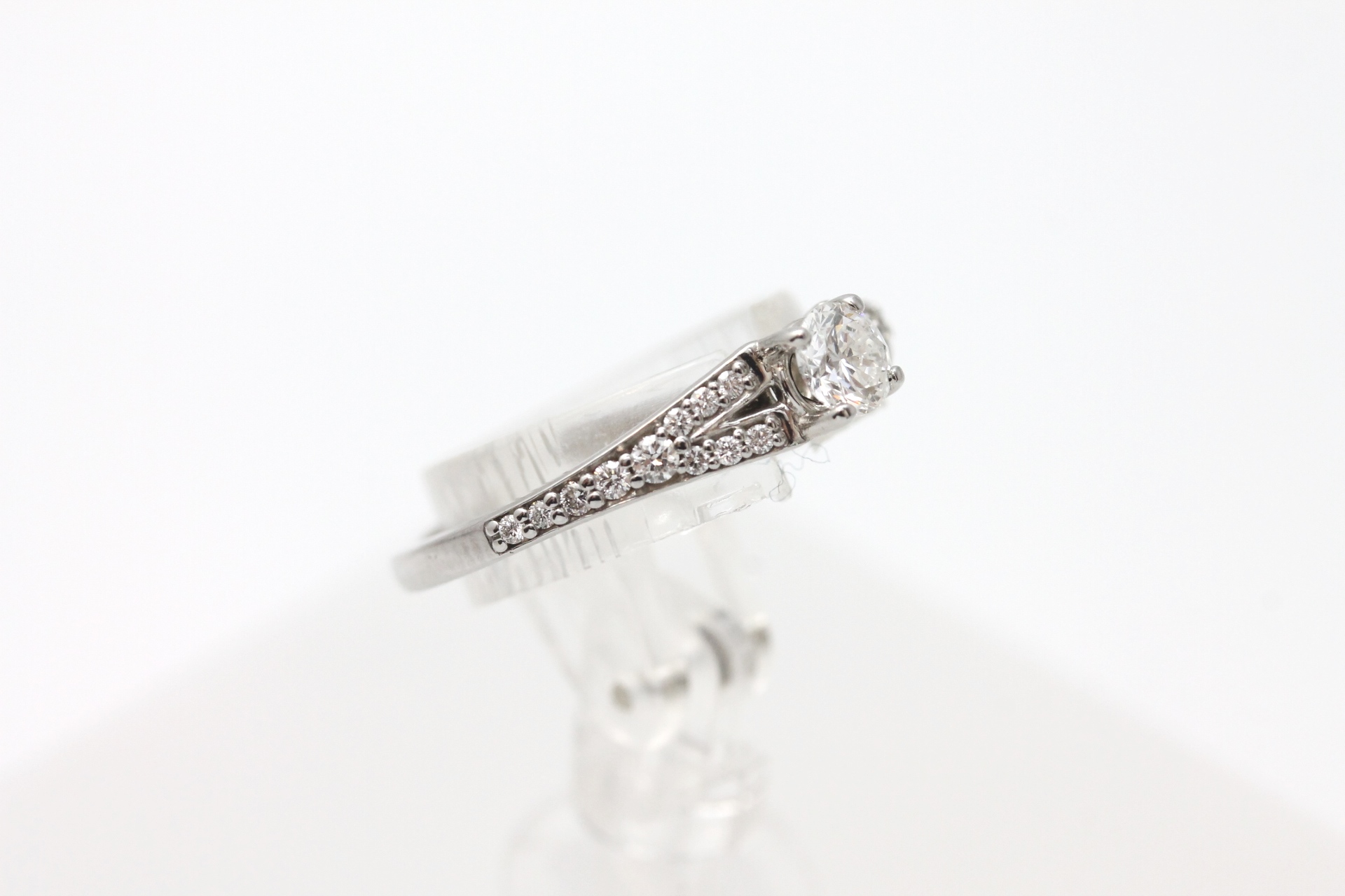 IMG_3921 Ring i hvitt gull med diamanter - Bilde 1