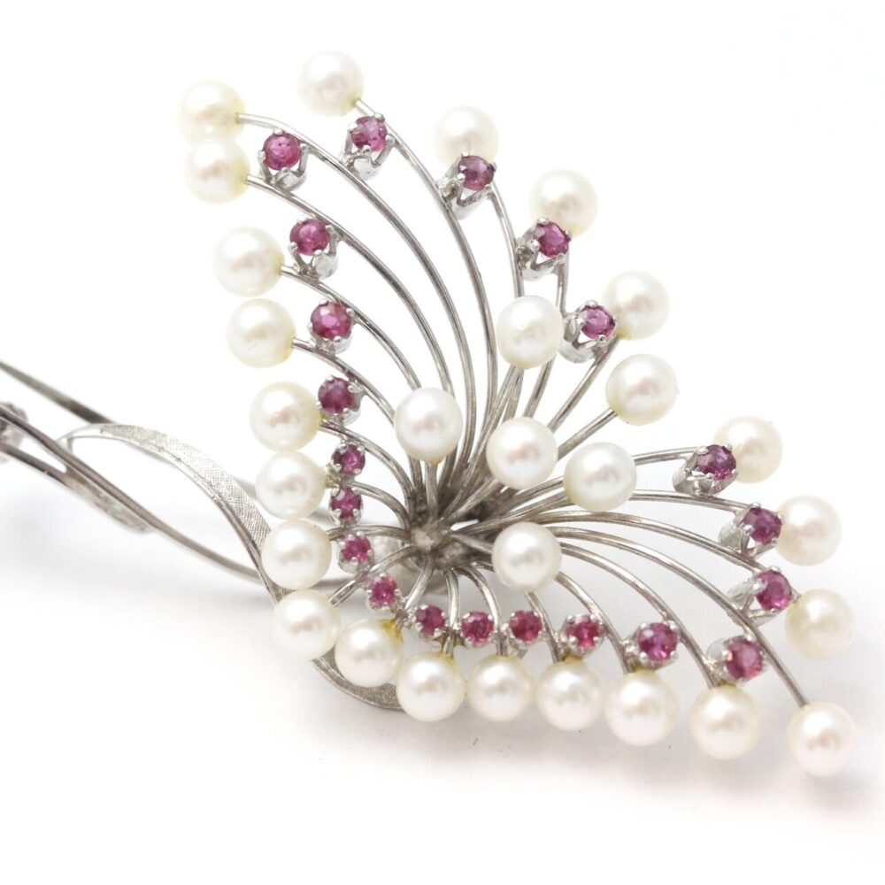 Brosje i hvitt gull med rosa stener og kulturperler