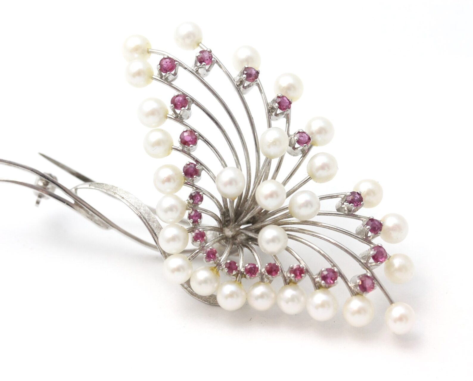 IMG_3976 Brosje i hvitt gull med rosa stener og kulturperler - Bilde 1