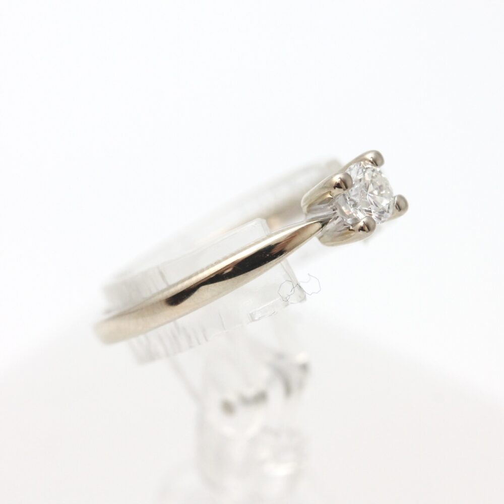 Ring i hvitt gull med diamant (0,22ct)