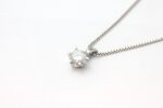 Anheng i hvitt gull med diamant (0,70ct)