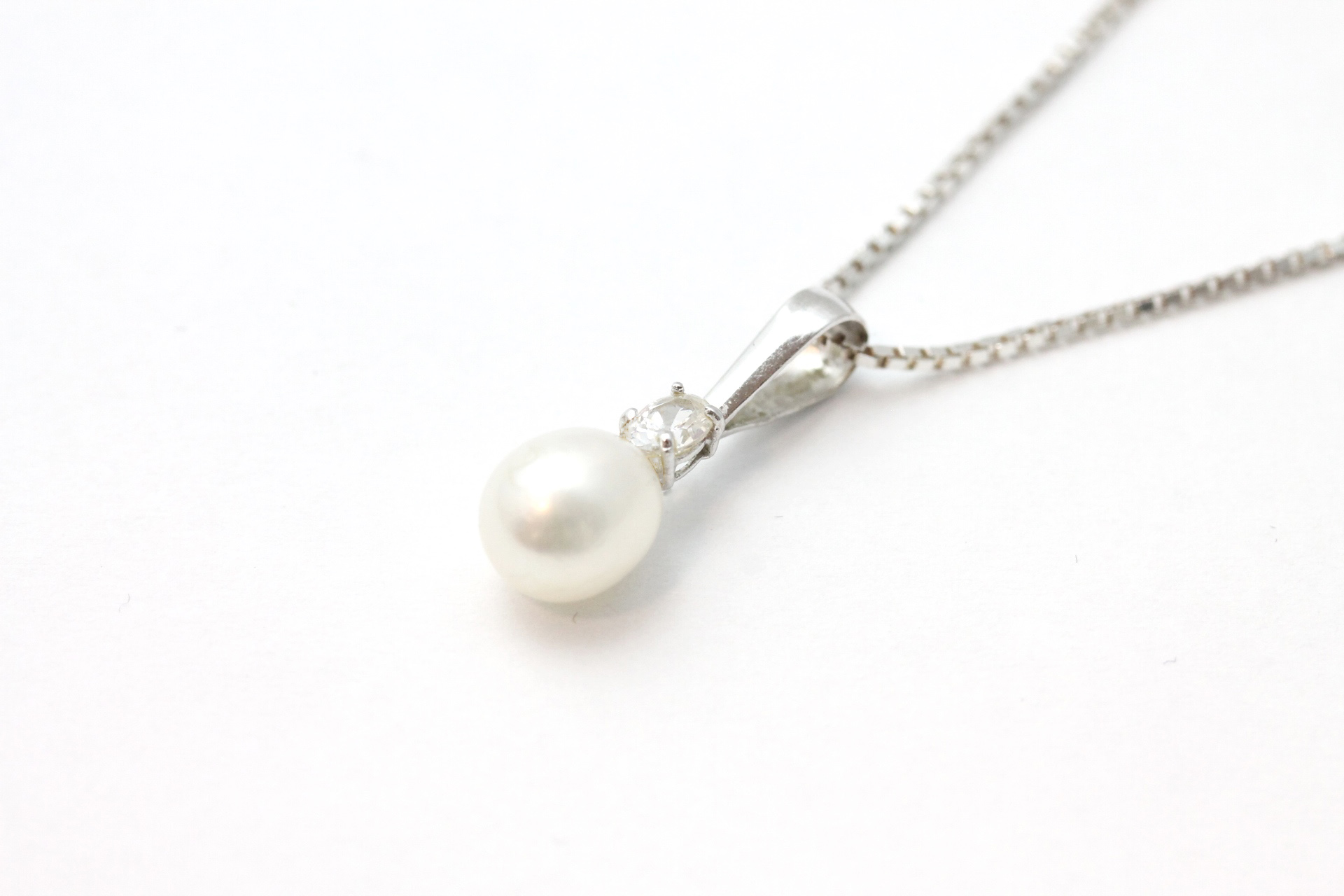 IMG_4261 Anheng i hvitt gull med kulturperle og zirkonia - Bilde 1